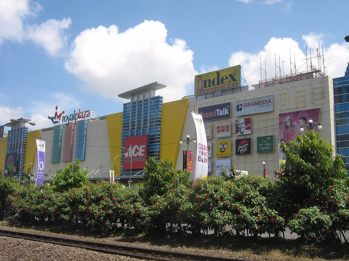 Eksplorasi Royal Plaza Pusat Fashion, Kuliner, dan Hiburan